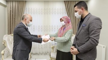 Ağrı valisi varol, Yangında hayatını kaybeden güvenlik görevlisi özgür murat’ın ailesine yeni evlerinin anahtarını teslim etti