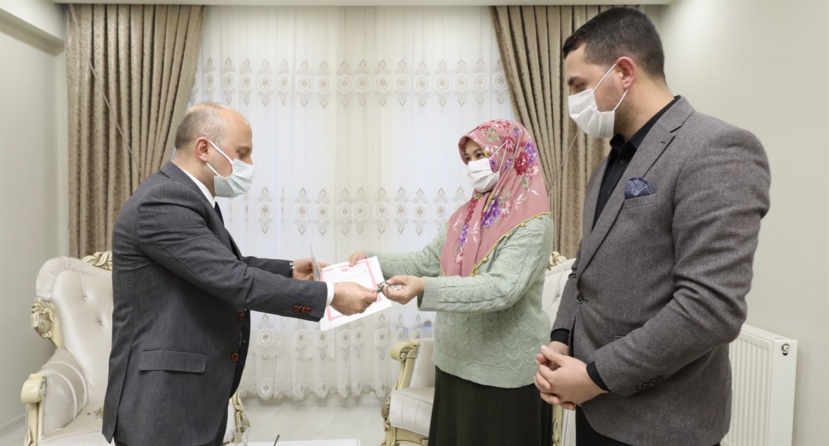 Ağrı valisi varol, Yangında hayatını kaybeden güvenlik görevlisi özgür murat’ın ailesine yeni evlerinin anahtarını teslim etti