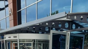 özel güvenlik ile tartışan şahıs otomobili ile hastaneye girmeye kalktı