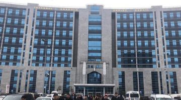 Sahte polis kimliğiyle adliyeye girmeye çalışan şahsı özel güvenliğin dikkati yakalattı