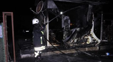 İşten çıkarılan kepçe operatörü, güvenlik kulübesini yaktı!