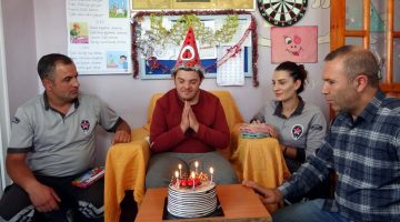 Özel güvenlik görevlilerinden down sendromlu Taner’e doğum günü sürprizi
