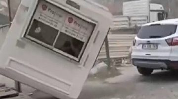 Fırtınada görevli içindeyken güvenlik kulübesi uçtu