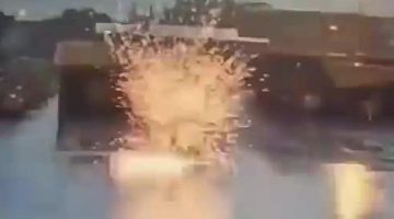 Özel güvenlik görevlisine yıldırım isabet etti; elindeki şemsiye ateş topuna dönüştü…