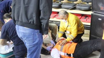 Yorgun düşen özel güvenlik görevlisi bayıldı!