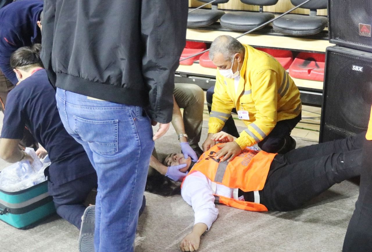 Yorgun düşen özel güvenlik görevlisi bayıldı!