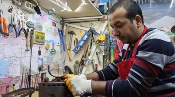 Antika tutkunu özel güvenlik görevlisi eşyaları odunluğunda sergiliyor