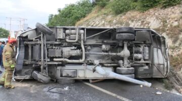 Başakşehir’de özel güvenlik görevlilerini taşıyan servis minibüsü devrildi