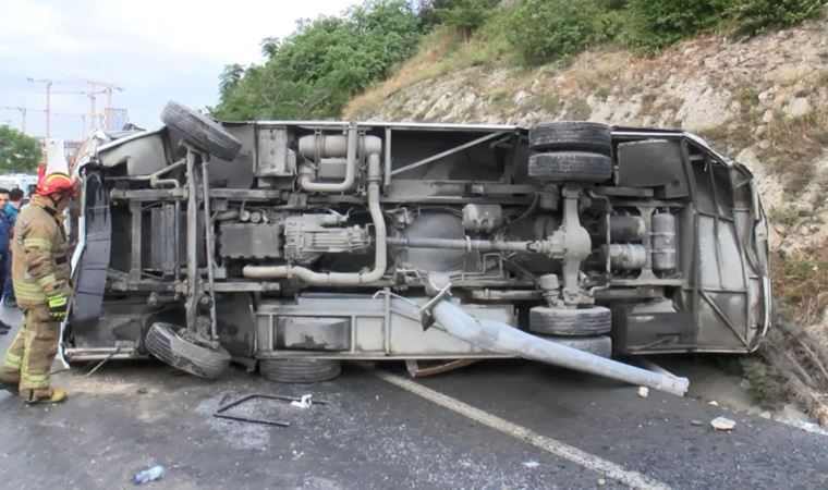 Başakşehir’de özel güvenlik görevlilerini taşıyan servis minibüsü devrildi