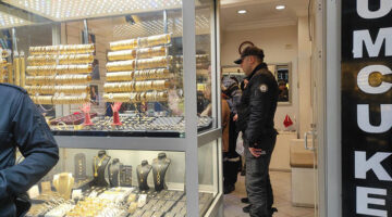 Banka güvenlik görevlisi fark etti… Güçlükle ikna edildi… Dolandırılmaktan son anda kurtuldu…