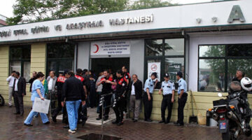 Moto kurye 4 özel güvenlik görevlisini bıçakladı