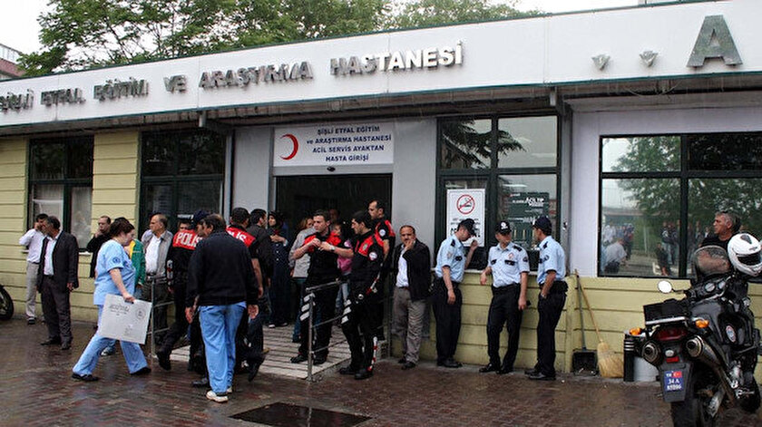 Moto kurye 4 özel güvenlik görevlisini bıçakladı