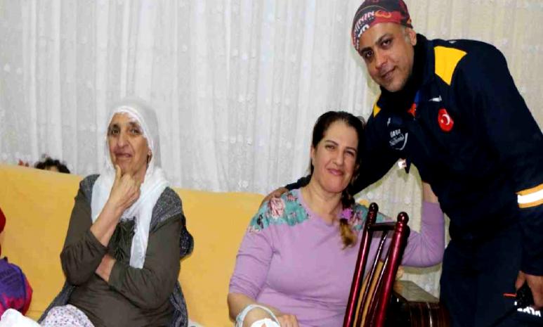 AFAD gönüllüsü özel güvenlik, enkazdan mesai arkadaşı ve ailesini çıkardı