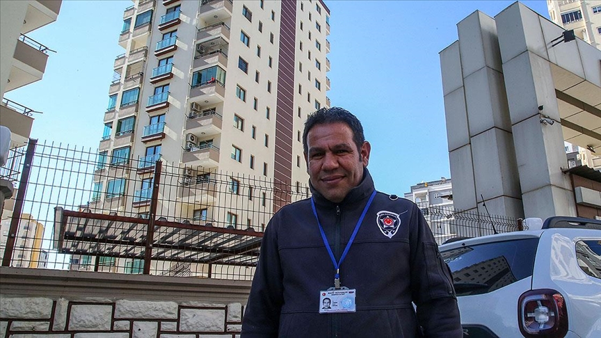 Güvenlik görevlisi, deprem anında sırtladığı yaşlı kadını 9. kattan aşağıya indirdi