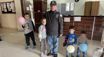 Asker olmak isteyen down sendromlu depremzede, özel güvenlik üniformasıyla mutlu oldu