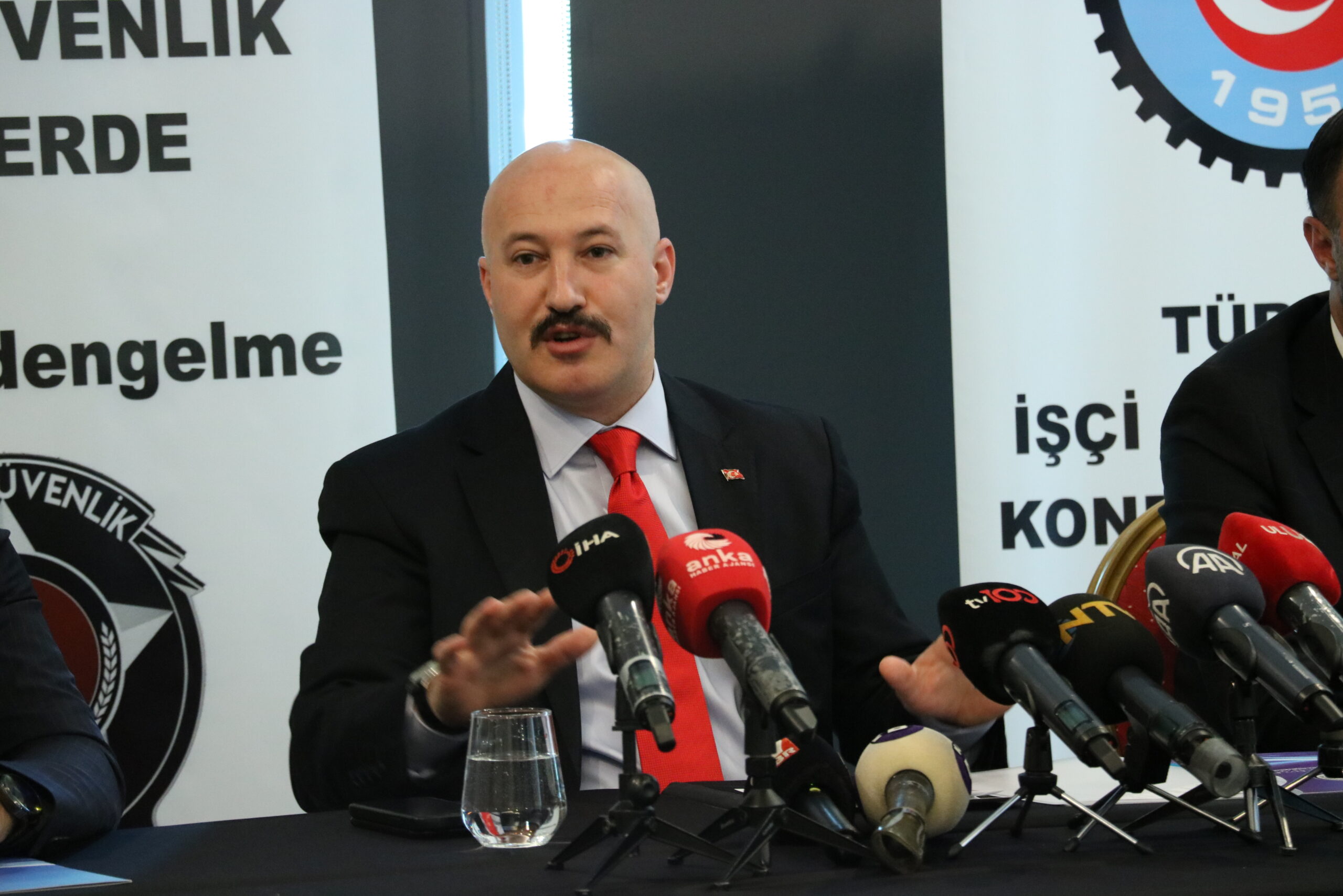 Güvenlik-İş Sendikası Genel Başkanı Ömer Çağırıcı, özel güvenliklerin sorunlarına ilişkin konuştu