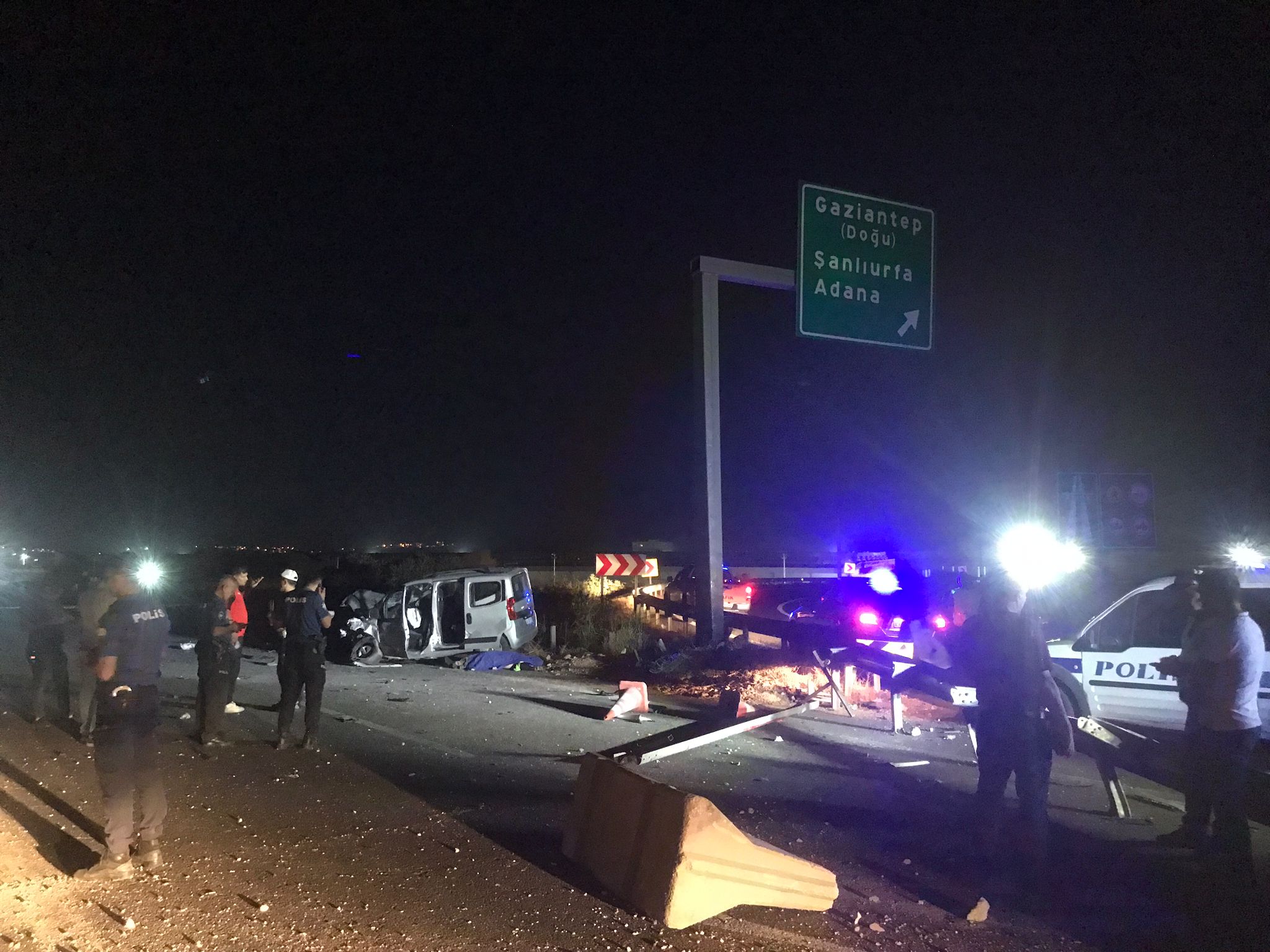 Korkunç kaza… Otomobil güvenlik kulübesine çarptı…