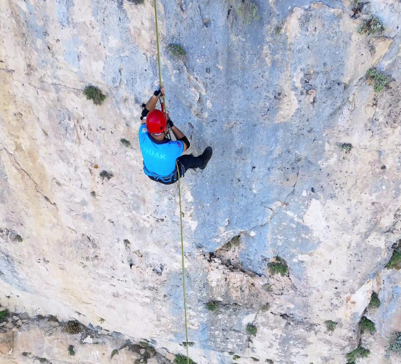 Dicle Üniversitesi Arama Kurtarma Ekibi (DÜAK), Kayıp ve Kazalara Karşı Hazırlık İçin Dağcılarla İniş İdmanı Gerçekleştirdi