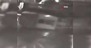 Fırtınaya dayanamayan güvenlik kulübesi devrildi