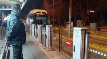 Eskişehir’de Tramvayda Para İsteyen ve Bayılma Numarası Yapan Şahıs Görevlileri Meşgul Etti