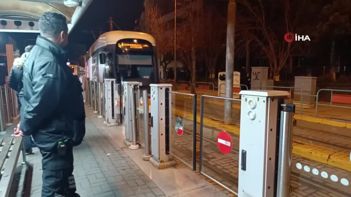 Eskişehir’de Tramvayda Para İsteyen ve Bayılma Numarası Yapan Şahıs Görevlileri Meşgul Etti