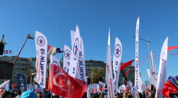 TÜRK-İŞ’İN “ZORDAYIZ GEÇİNEMİYORUZ” EMEK BULUŞMASINA YÜZBİNLERCE İŞÇİ KATILDI