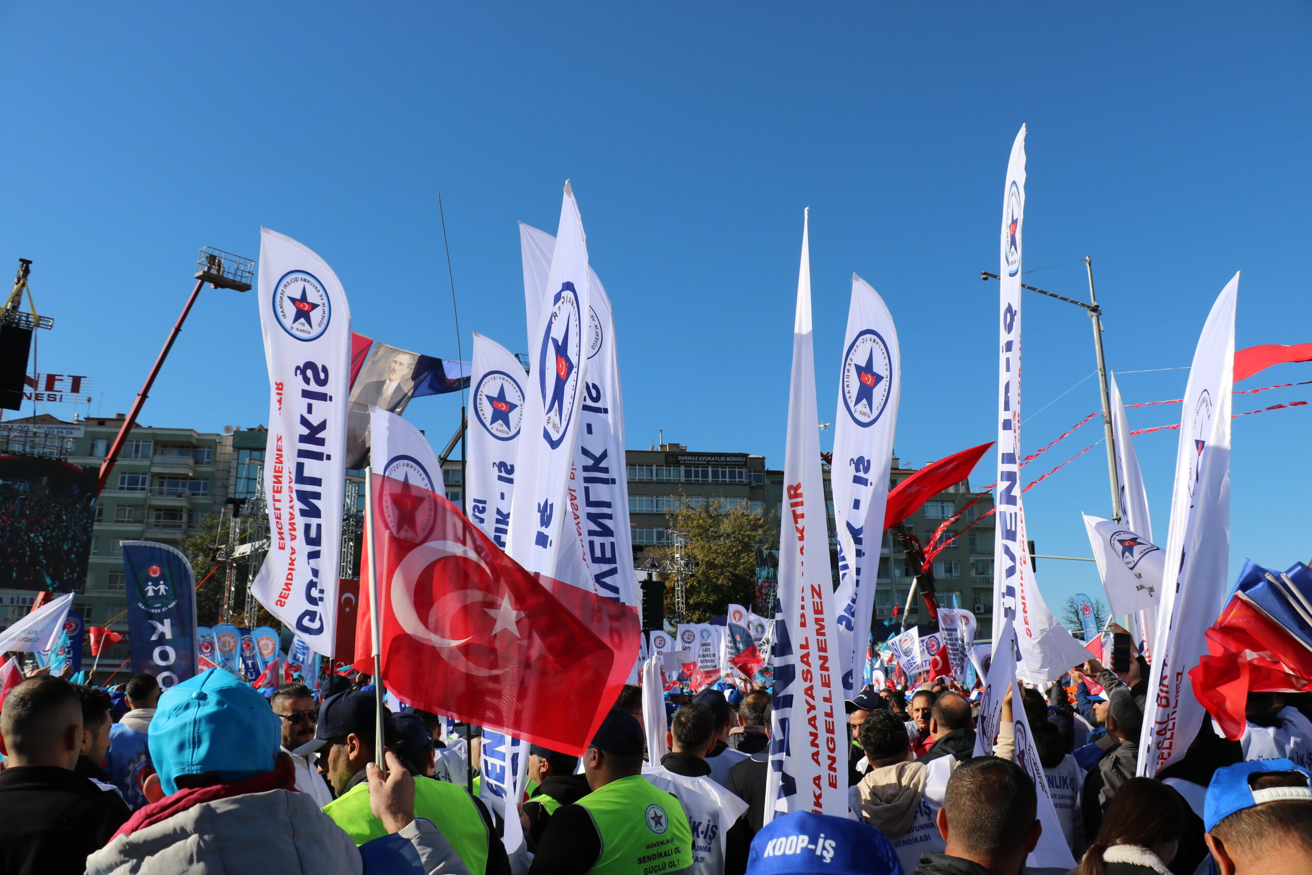 TÜRK-İŞ’İN “ZORDAYIZ GEÇİNEMİYORUZ” EMEK BULUŞMASINA YÜZBİNLERCE İŞÇİ KATILDI