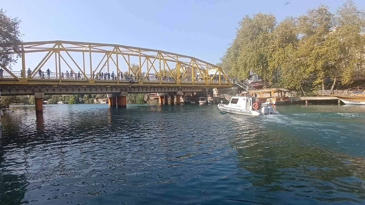 Köprüye çıkan şahsı Özel Güvenlik görevlileri vazgeçirdi