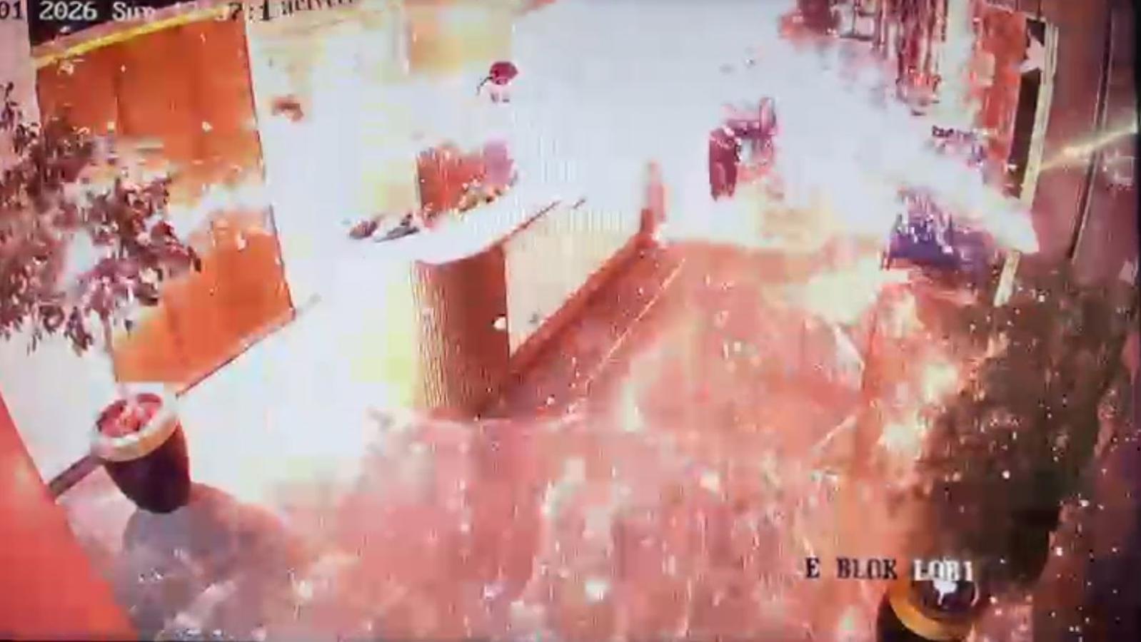 Kargo paketi bomba gibi patladı. Özel güvenlik görevlileri yaralandı