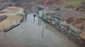 Şırnak’ta sel ve heyelan kamerada: Özel güvenlik görevlisi saniyelerle kurtuldu