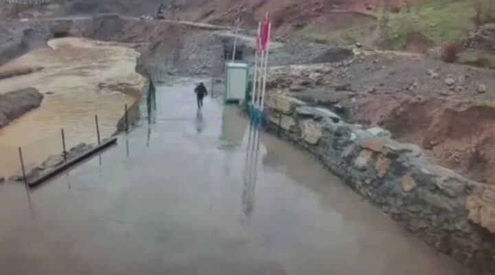 Şırnak’ta sel ve heyelan kamerada: Özel güvenlik görevlisi saniyelerle kurtuldu