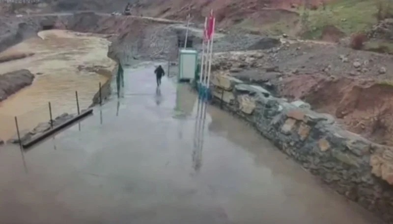 Şırnak’ta sel ve heyelan kamerada: Özel güvenlik görevlisi saniyelerle kurtuldu