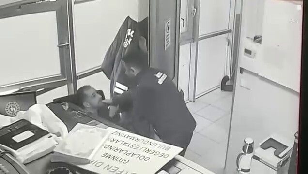 Engelli çalışan, özel güvenlik görevlisinin heimlich manevrasıyla hayata tutundu