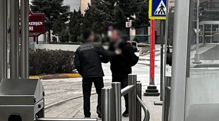 Tramvayda Kaçak Biniş Tartışması: Güvenlik Görevlisi ile Arbede