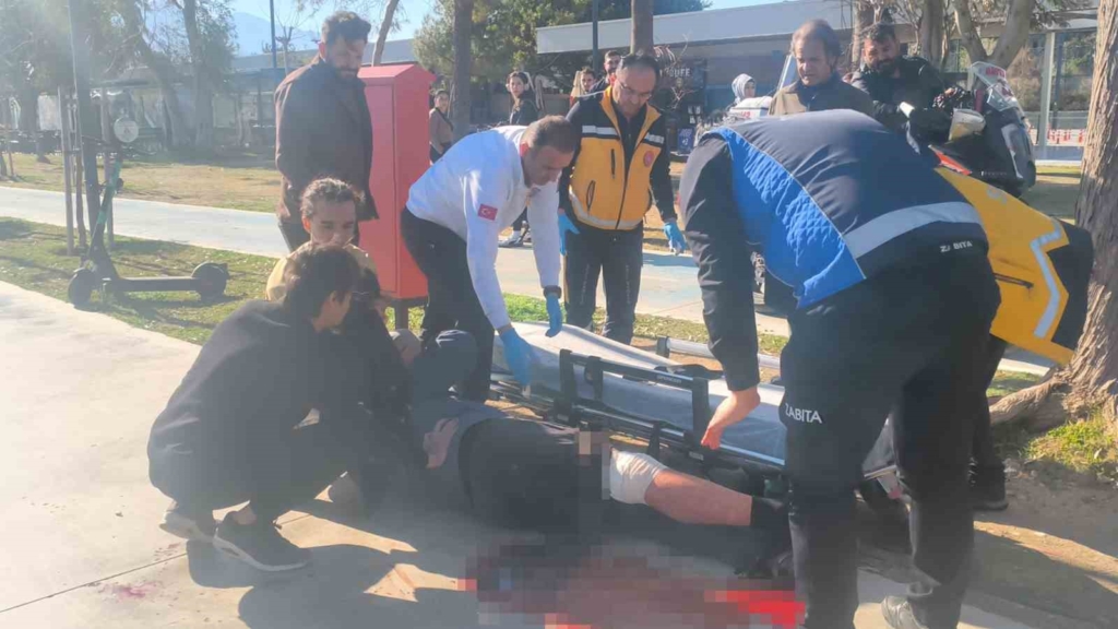 “Neden selam almıyorsun” diyerek yaşlı adamı bacağından bıçakladılar