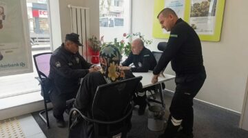 Emekliyi, dolandırılmaktan özel güvenlik görevlileri ve polisler kurtardı