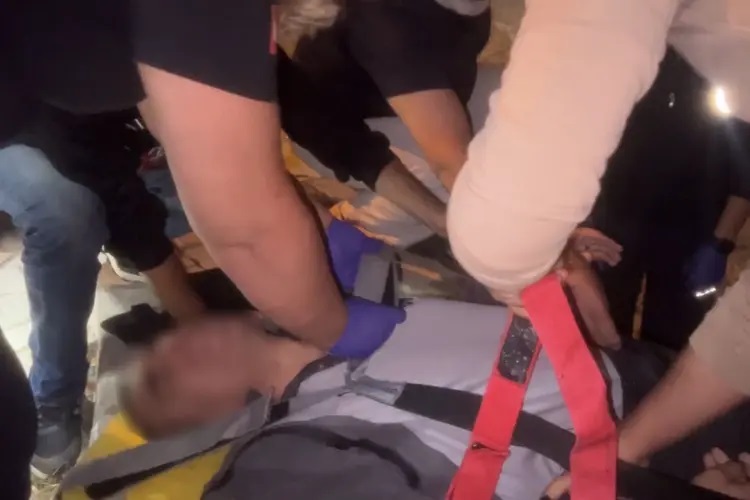 Köpeğin havlamasıyla kaçarken çukura düşüp yaralandı